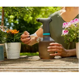 Акумулаторната пръскачка с помпа Gardena EasyPump/ 1л
