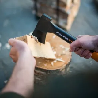 Брадва с пластмасова кания Fiskars XS X7/ 355 мм
