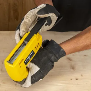 Акумулаторен такер + 500 бр. пирони + 500 бр. телчета Power Plus POWX13680/ 4V/ 2Ah Акумулаторен такер + 500 бр. пирони + 500 бр. телчета Power Plus POWX13680/ 4V/ 2Ah