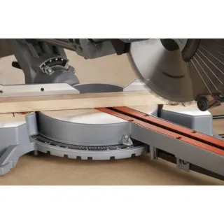 Потапящ циркуляр с герунг Black and Decker BES710/ 2100W