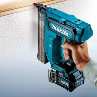 Акумулаторен такер Makita FN001GA201/ 40V/2x2.0Ah