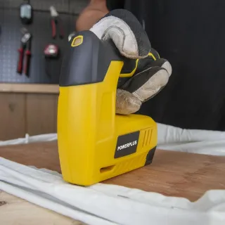 Акумулаторен такер + 500 бр. пирони + 500 бр. телчета Power Plus POWX13680/ 4V/ 2Ah Акумулаторен такер + 500 бр. пирони + 500 бр. телчета Power Plus POWX13680/ 4V/ 2Ah