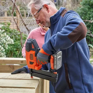 Акумулаторен такер за гвоздеи Black and Decker BCNG01D1/ 18V/ 2 Ah