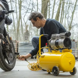 Компресор за въздух + аксесоари Power Plus POWX17260S/ 750W/ 24л