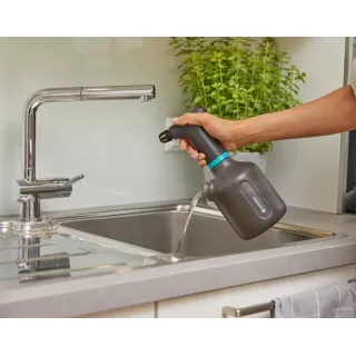 Акумулаторната пръскачка с помпа Gardena EasyPump/ 1л