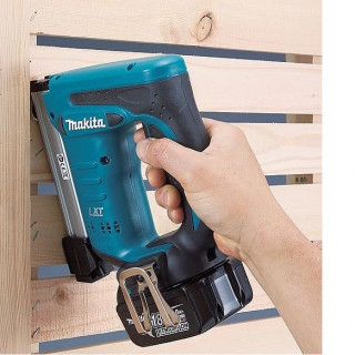 Акумулаторен такер Makita DST221Z 18.0 V