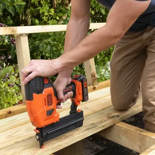 Акумулаторен такер за гвоздеи Black and Decker BCNG01D1/ 18V/ 2 Ah