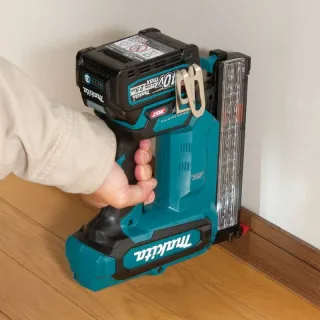 Акумулаторен такер Makita FN001GA201/ 40V/2x2.0Ah