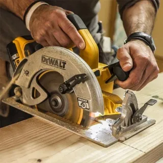 Акумулаторен ръчен циркуляр DeWALT DCS570P2, ф 184 мм, 18 V, 5 Ah