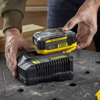 Комплект акумулаторна батерия и зарядно Stanley SFMCB14M1/ 18 V/ 4 Ah Комплект акумулаторна батерия и зарядно Stanley SFMCB14M1/ 18 V/ 4 Ah