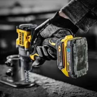 Винтоверт акумулаторен DeWALT DCD800E2T/ 18 V/ 1.7 Ah/ 90 Nm