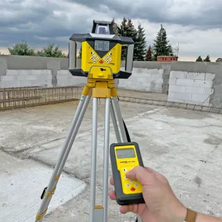 Ротационен лазер с лазерна рейка и статив с повдигаща глава Nivel System NL740R DIGITAL + LS-24 + SJJ32/ 700 м